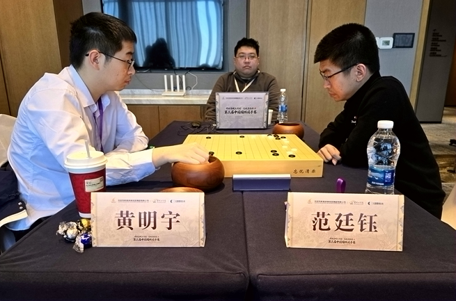 范(fàn)廷(tíng)钰(yù)(右(yòu))对(duì)阵(zhèn)黄(huáng)明(míng)宇(yǔ)。人(rén)民(mín)网(wǎng)记(jì)者(zhě) 胡(hú)雪(xuě)蓉(róng)摄(shè)