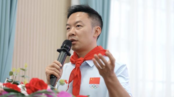 奥运冠军郭伟阳为同学们送上寄语。图片来源：国家体育总局体育文化发展中心