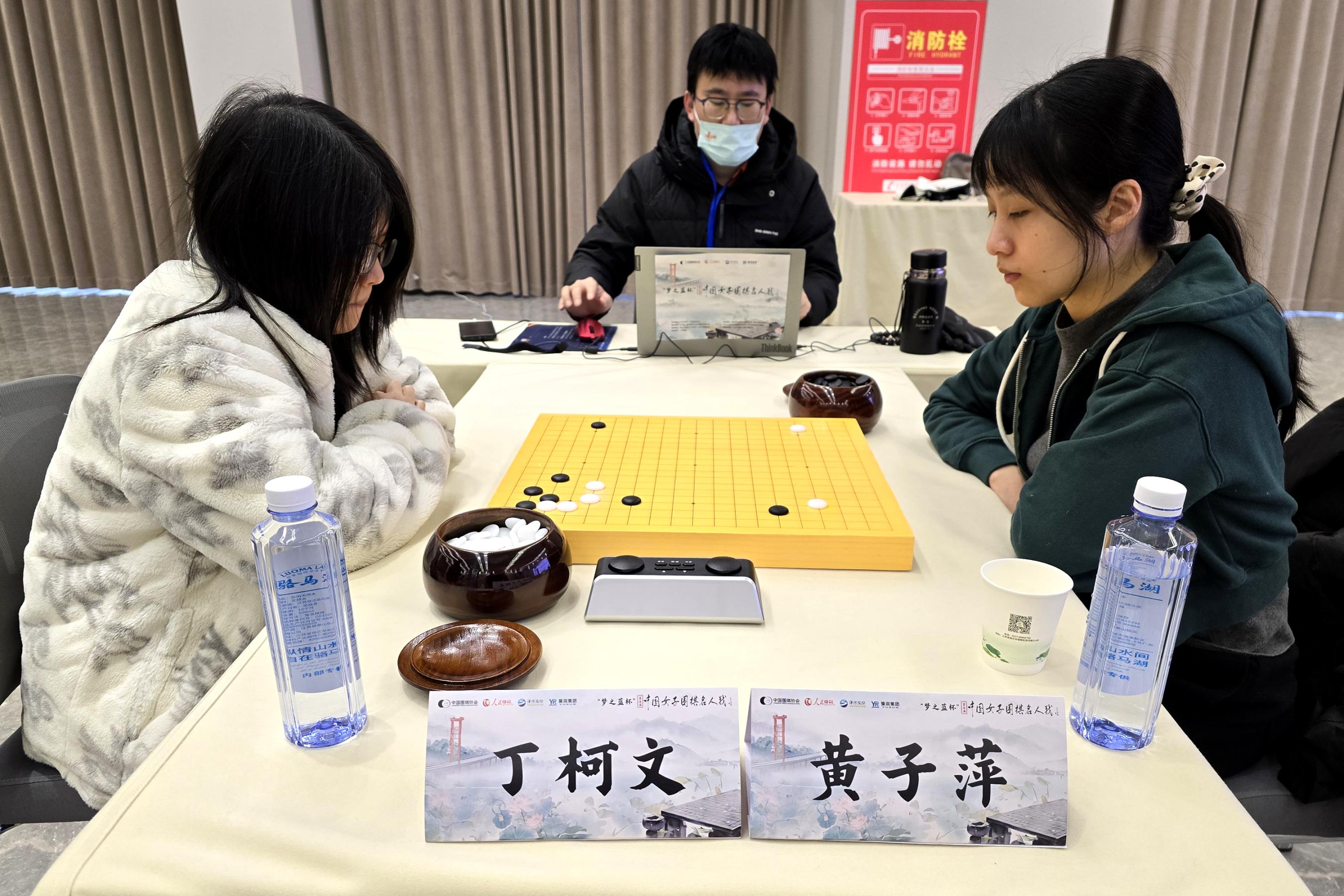 丁柯文VS黄子(zi)萍(píng) 人(rén)民(mín)网(wǎng)记(jì)者(zhě) 胡(hú)雪(xuě)蓉(róng)摄(shè)