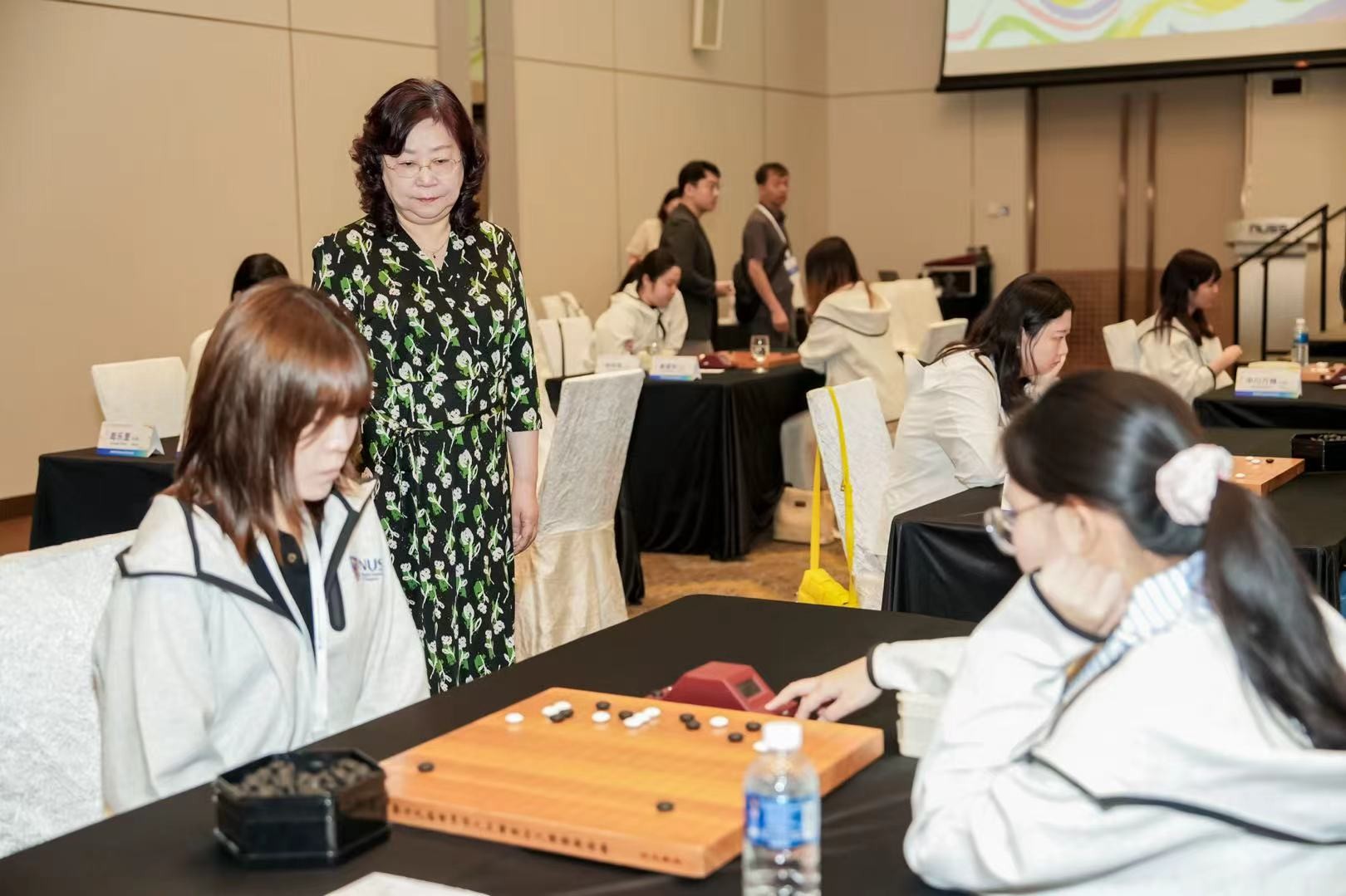 上海市应昌期围棋教育基金会理事长单霞丽（左二）观战女子组对局。中国围棋协会供图