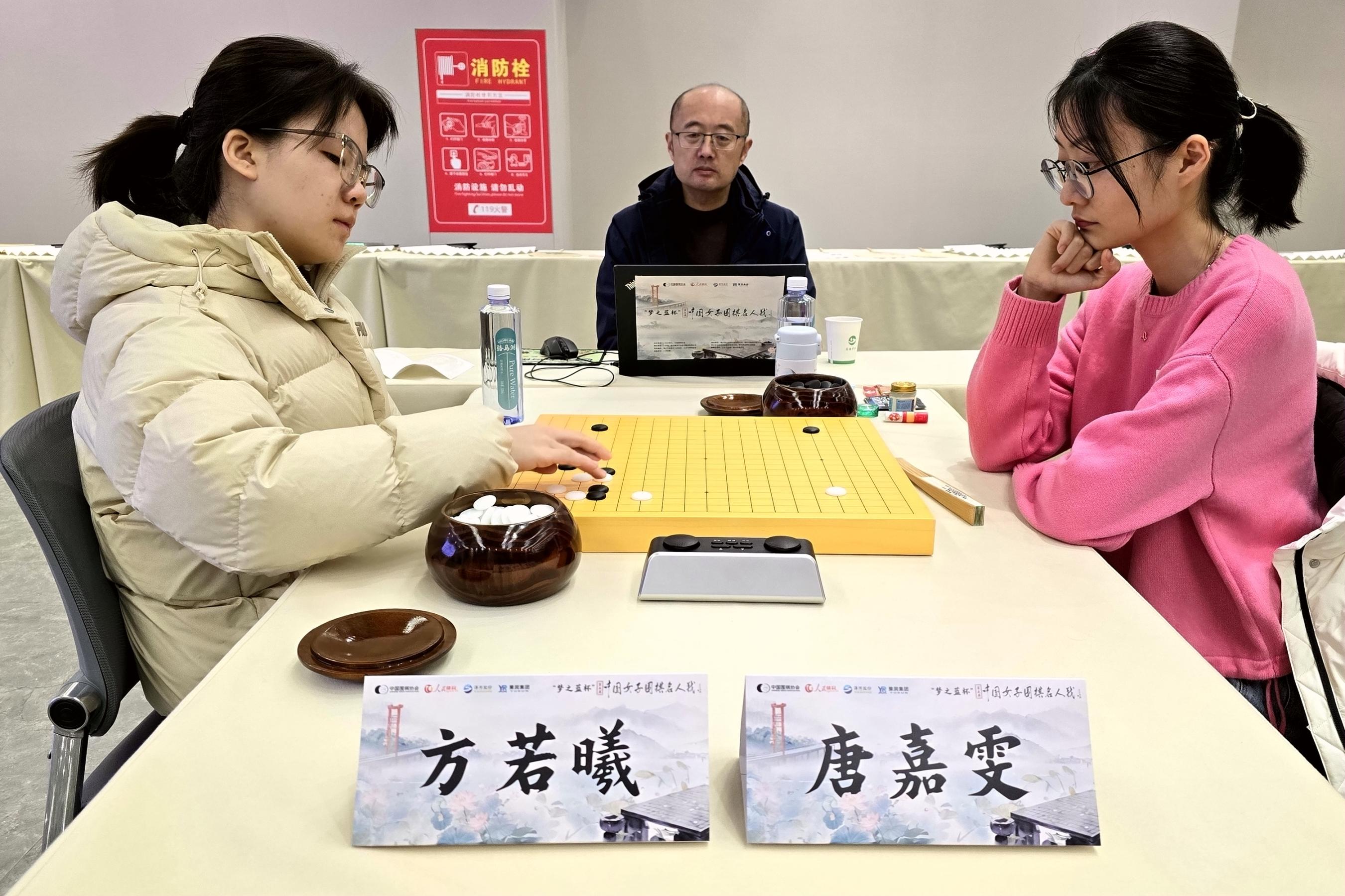 方若曦VS唐嘉雯 人民网记者胡雪蓉摄