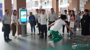 每天校内运动不少于2小时!#上海倡导中小学生人人学会游泳#】上海出台重磅举措,